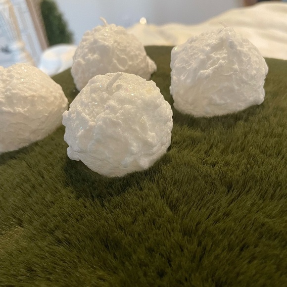 LOT OF 4 SMALL WINTER SNOWBALL SHAPED CANDLES NEW - Picture 9 of 9
